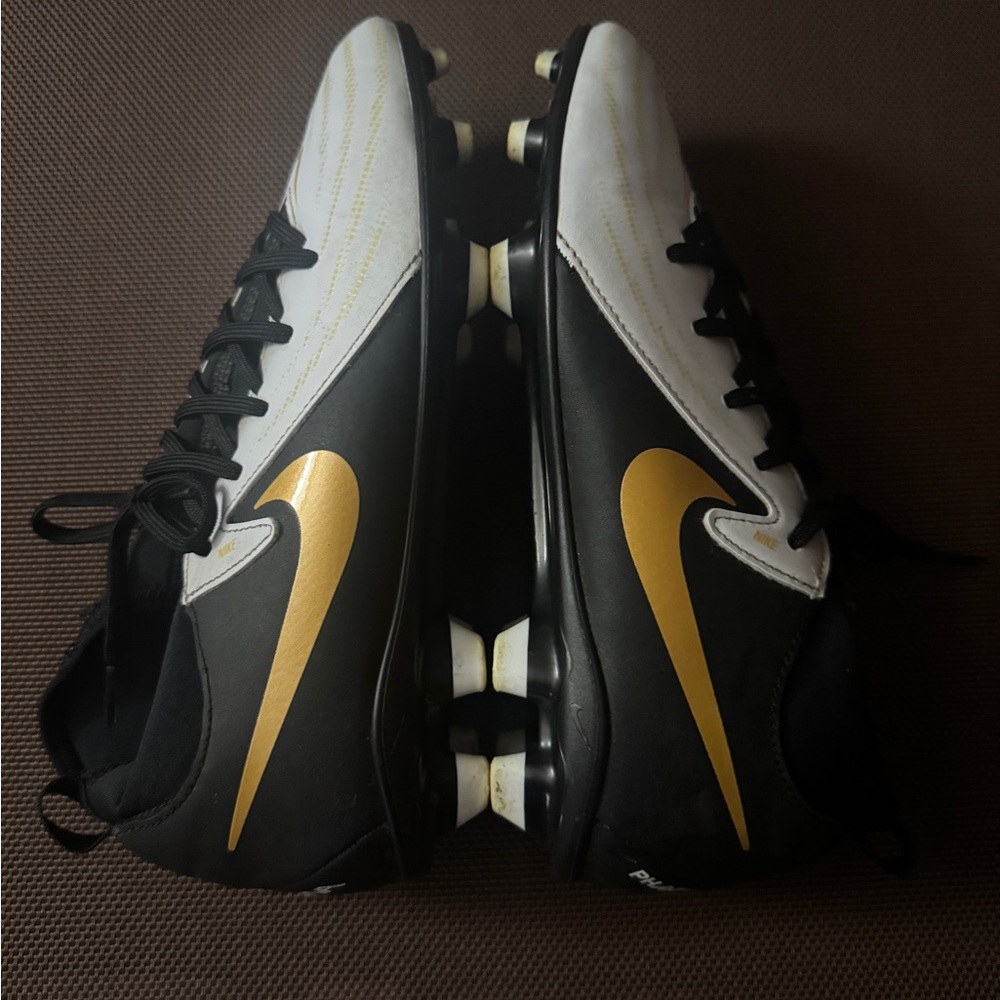 Youth Nike Black and white Soccer shoes size 6